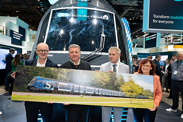 Heiko Büttner, Geschäftsleiter der S-Bahn München, Bayerns Verkehrsminister Christian Bernreiter, Karl Blaim, CFO und Geschäftsführer von Siemens Mobility sowie Bärbel Fuchs, Geschäftsführerin der Bayerischen Eisenbahngesellschaft (von links). Heiko Büttner, Geschäftsleiter der S-Bahn München, Bayerns Verkehrsminister Christian Bernreiter, Karl Blaim, CFO und Geschäftsführer von Siemens Mobility sowie Bärbel Fuchs, Geschäftsführerin der Bayerischen Eisenbahngesellschaft (von links).