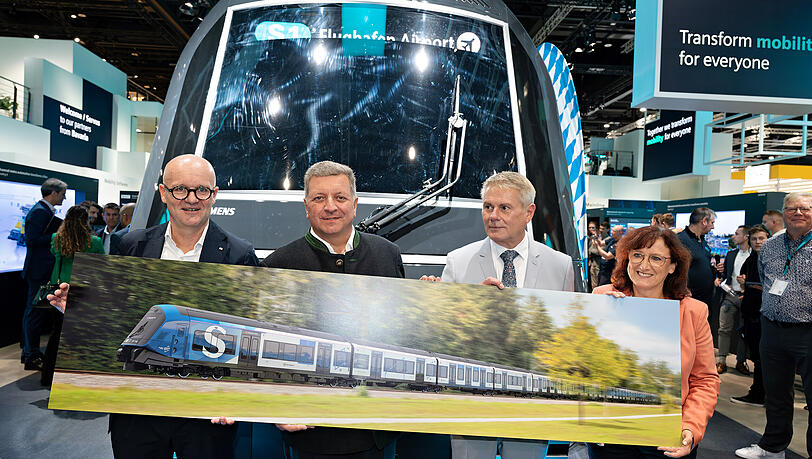 Heiko Büttner, Geschäftsleiter der S-Bahn München, Bayerns Verkehrsminister Christian Bernreiter, Karl Blaim, CFO und Geschäftsführer von Siemens Mobility sowie Bärbel Fuchs, Geschäftsführerin der Bayerischen Eisenbahngesellschaft (von links). Heiko Büttner, Geschäftsleiter der S-Bahn München, Bayerns Verkehrsminister Christian Bernreiter, Karl Blaim, CFO und Geschäftsführer von Siemens Mobility sowie Bärbel Fuchs, Geschäftsführerin der Bayerischen Eisenbahngesellschaft (von links).