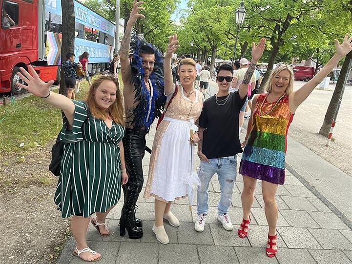 V.l. Sarah, René, Sabrina (Rosa Liste), Nici und Wiesnstadträtin Anja Berger (Grüne)