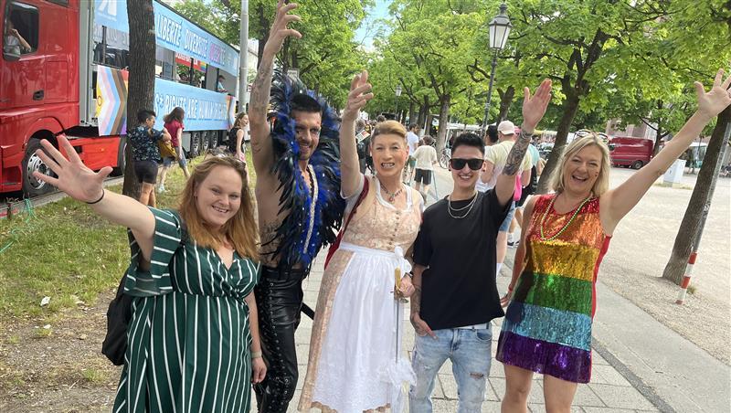 V.l. Sarah, René, Sabrina (Rosa Liste), Nici und Wiesnstadträtin Anja Berger (Grüne) V.l. Sarah, René, Sabrina (Rosa Liste), Nici und Wiesnstadträtin Anja Berger (Grüne)
