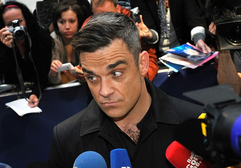 Weltstar im Fan-Gewusel: Robbie Williams verteilte Autogramme vor dem Mathäser-Kino.