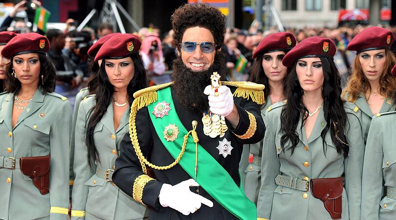 Sacha Baron Cohen marschiert als "Admiral General Aladeen" zur Premiere seines Films "Der Diktator" in der Royal Festival Hall in London. Begleitet von apartem Militär...