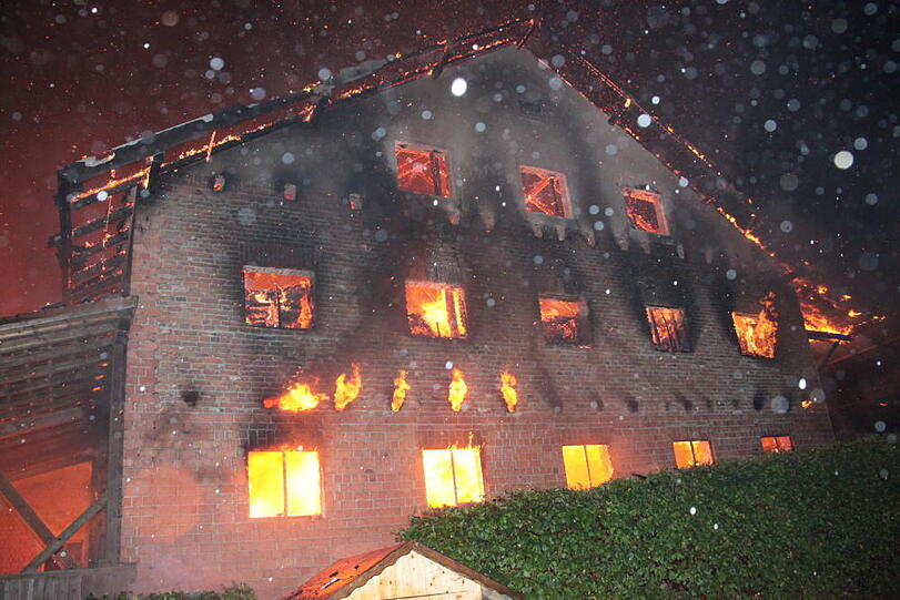 Feuerwehreinsatz in der Nacht zum Dienstag in Heldenstein: Ein Blitzschlag hat das Anwesen in Brand gesetzt. Es entstand ein Schaden in Höhe von einer halben Million Euro. Die Bilder vom Einsatz...
