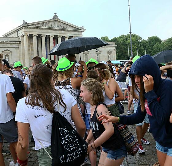 20 000 feierten beim &bdquo;Oben ohne&ldquo; unter freiem Himmel auf dem Königsplatz.