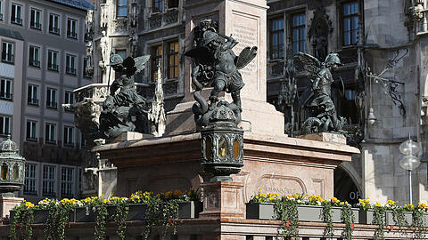 Die Mariensäule ist wieder ganz.