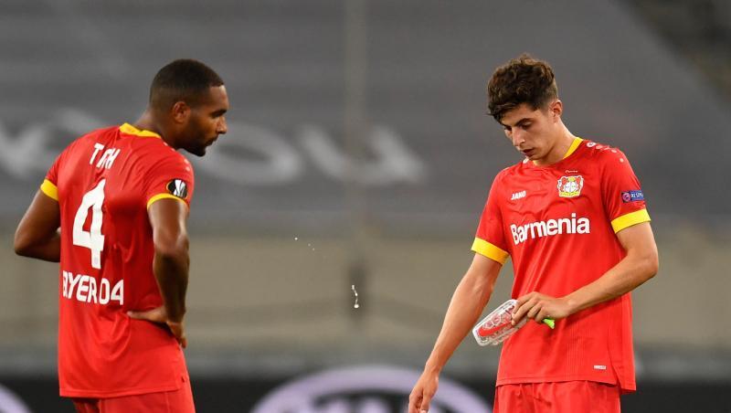 Leverkusens Jonathan Tah (l) und Kai Havertz stehen nach Abpfiff enttäuscht auf dem Platz. Leverkusens Jonathan Tah (l) und Kai Havertz stehen nach Abpfiff enttäuscht auf dem Platz.