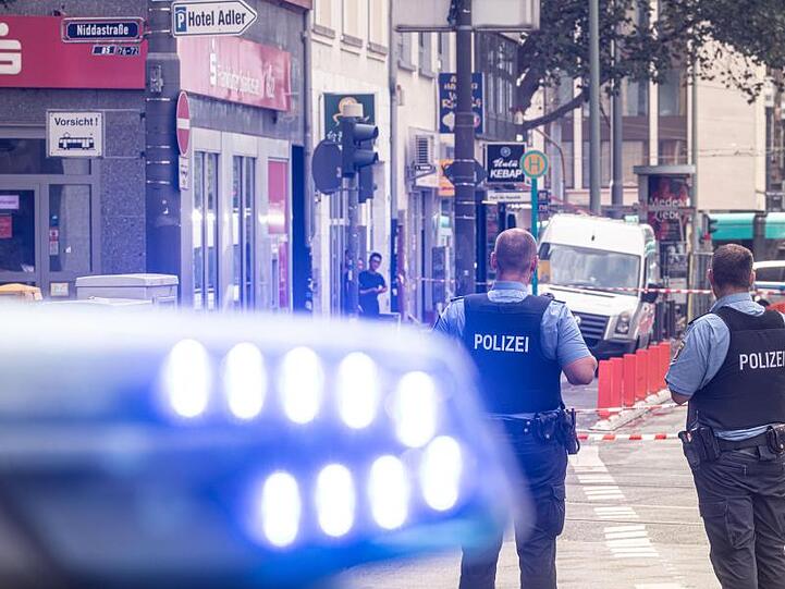 Polizeibeamte vor einer Filiale der Frankfurter Sparkasse in der Nähe des Hauptbahnhofs.
