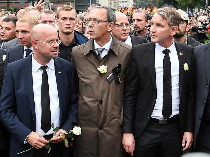 Der Vorsitzende der AfD in Brandenburg, Andreas Kalbitz (l), nimmt mit AfD-Sachsen-Chef Jörg Urban (M) und dem Vorsitzenden der AfD-Fraktion im Thüringer Landtag, Björn Höcke, an einer Demonstration in Chemnitz teil.
