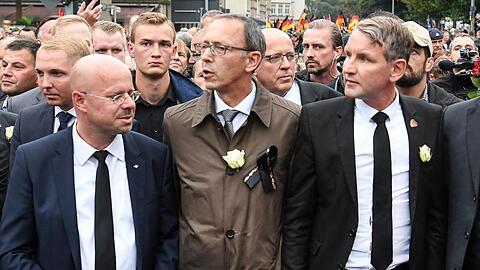 Der Vorsitzende der AfD in Brandenburg, Andreas Kalbitz (l), nimmt mit AfD-Sachsen-Chef Jörg Urban (M) und dem Vorsitzenden der AfD-Fraktion im Thüringer Landtag, Björn Höcke, an einer Demonstration in Chemnitz teil.