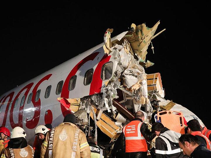 Rettungskräfte sind vor Ort: Das Flugzeug war am Flughafen Sabiha Gökcen von der Landebahn abgekommen und hat Feuer gefangen hat.