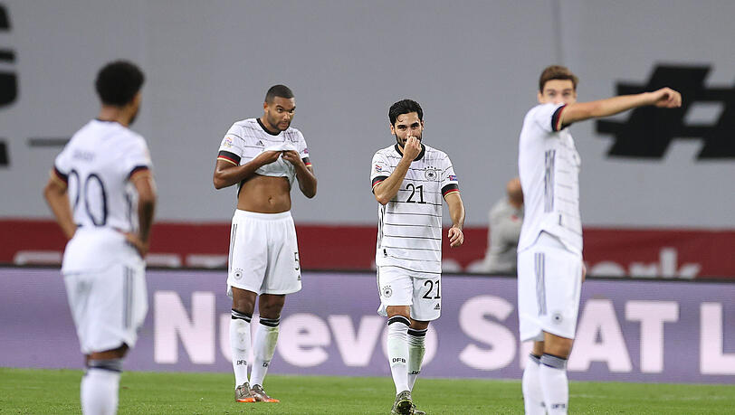 Frust und Enttäuschung bei Serge Gnabry, Jonathan Tah, Ilkay Gündogan und Florian Neuhaus (v.l.). Frust und Enttäuschung bei Serge Gnabry, Jonathan Tah, Ilkay Gündogan und Florian Neuhaus (v.l.).