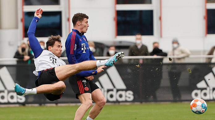 Leon Goretzka (l.) ist zurück im Bayern-Training. Hier mit Mannschaftskollege Benjamin Pavard.