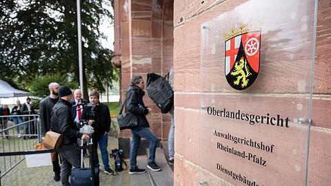 Journalisten stehen vor Prozessbeginn vor dem Oberlandesgericht Koblenz.