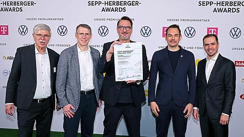 Der FC Augsburg freut sich über den Preis.
