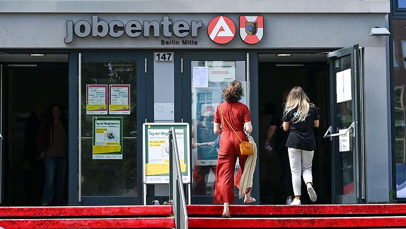 Die Arbeitslosigkeit geht im Juni nur leicht zurück. (Archivbild)