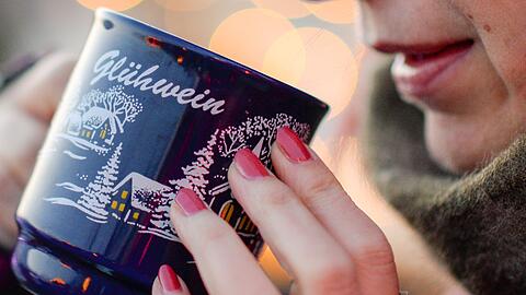 Zum Besuch auf dem Weihnachtsmarkt geh&ouml;rt er f&uuml;r viele dazu: Der Gl&uuml;hwein - gerne mit Schuss - scheint ideal zum Aufw&auml;rmen, doch der Effekt ist nur kurzzeitig und tr&uuml;gerisch. (Symbolbild)