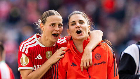 Sympathietr&auml;gerin bei den Frauen des FC Bayern: Jovana Damnjanovic, hier mit Klara B&uuml;hl.