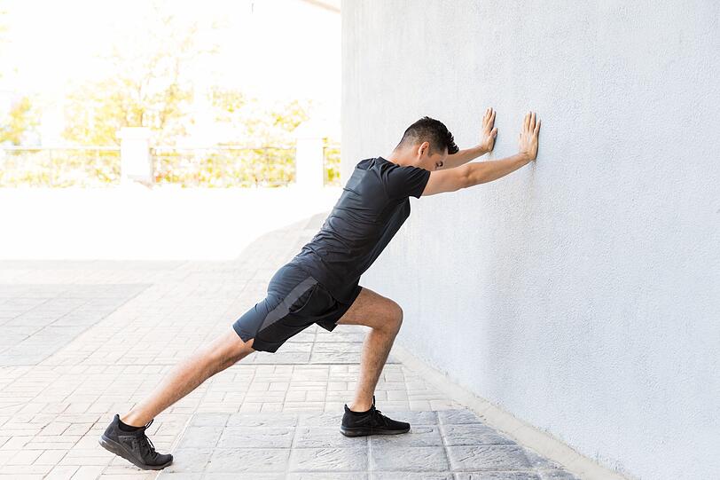 Nicht nur Side Bends können an der Wand ausgeführt werden, sondern auch zahlreiche andere Dehnübungen. Praktisch für jedes Körperteil gibt es eine Stretching-Übung an der Wand. Bestimmt fallen Ihnen selbst viele Möglichkeiten ein, wie Sie Rücken, Arme, Füße oder Waden mithilfe der Wand dehnen können. Damit das Stretching effektiv ist, sollten Sie mindestens 30 Sekunden in einer Position verharren. Nicht nur Side Bends können an der Wand ausgeführt werden, sondern auch zahlreiche andere Dehnübungen. Praktisch für jedes Körperteil gibt es eine Stretching-Übung an der Wand. Bestimmt fallen Ihnen selbst viele Möglichkeiten ein, wie Sie Rücken, Arme, Füße oder Waden mithilfe der Wand dehnen können. Damit das Stretching effektiv ist, sollten Sie mindestens 30 Sekunden in einer Position verharren.