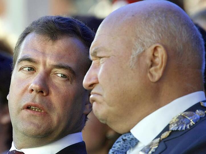 Russlands Präsident Dmitri Medwedew und der Moskauer Bürgermeister Juri Luschkow
