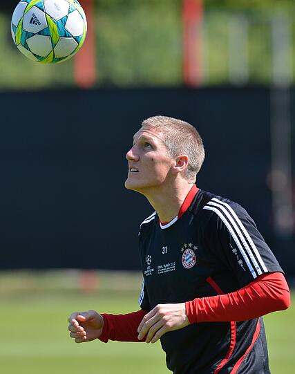 Entspannt wirkende Bayern-Spieler beim Abschlusstraining: Auch die von einigen Fans entzündeten Bengalos können die Konzentration von Lahm, Schweinsteiger & Co nicht stören. Die Bilder vom Training.