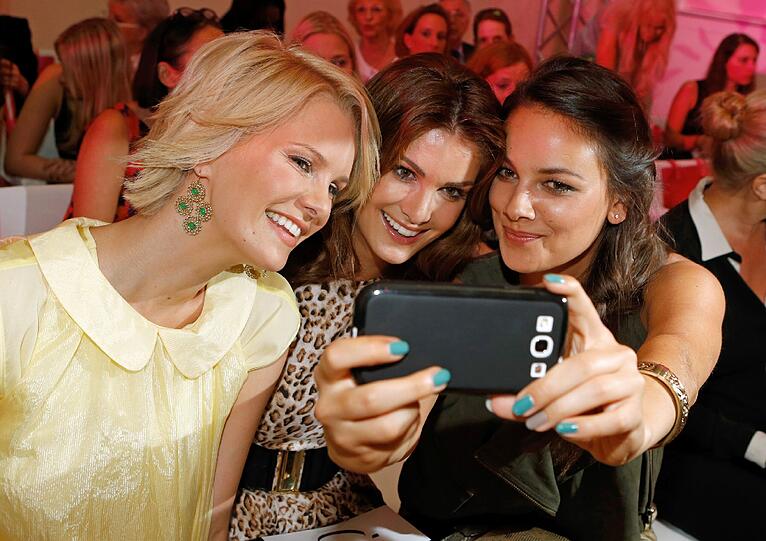 So sexy ist die Berliner Fashion Week - die besten Bilder vom Laufsteg und dem bunten Promi-Treiben drumherum.