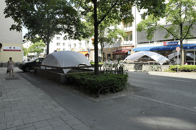 "Verborgenes entdecken" heißt dieser Platzhalter über einem U-Bahnschacht an der Haltestelle Theresienstraße.