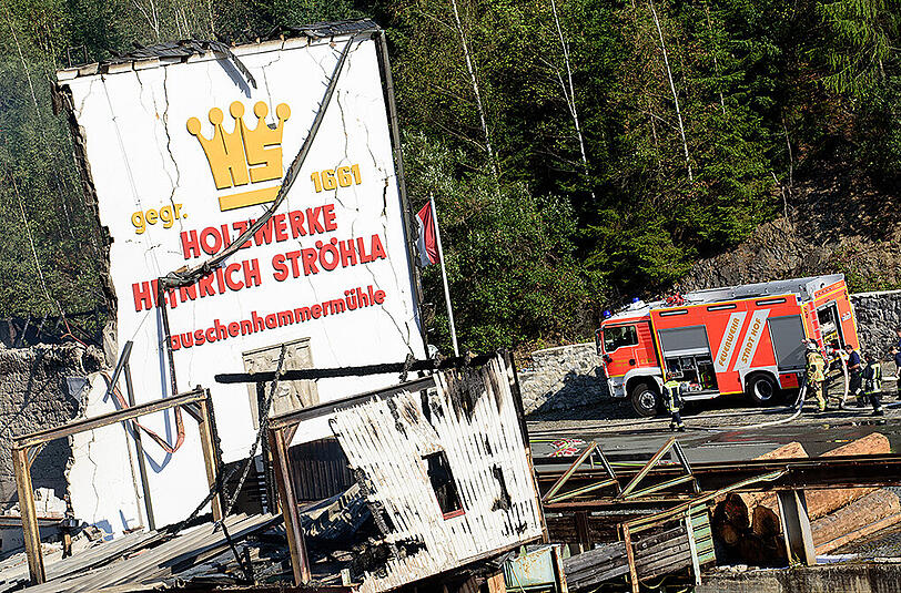 Schier endloser Kampf gegen die Flammen - die Bilder vom Morgen danach: postapokalyptisch. Vom den Sägewerk in Oberfranken blieb nicht viel übrig.