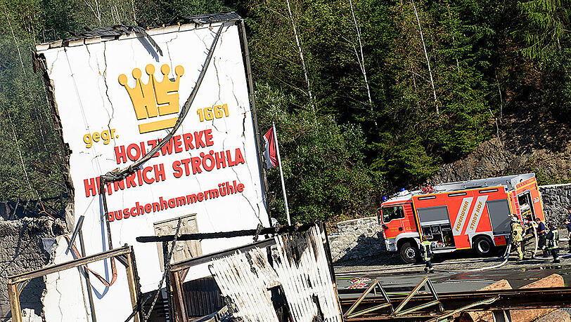 Schier endloser Kampf gegen die Flammen - die Bilder vom Morgen danach: postapokalyptisch. Vom den Sägewerk in Oberfranken blieb nicht viel übrig. Schier endloser Kampf gegen die Flammen - die Bilder vom Morgen danach: postapokalyptisch. Vom den Sägewerk in Oberfranken blieb nicht viel übrig.