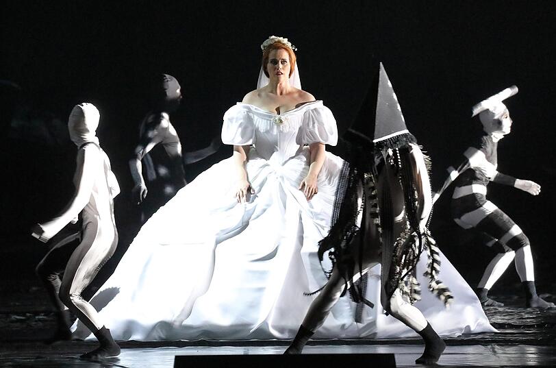 Eine französische Grand Opéra wie &bdquo;Les Vepres siciliennes&ldquo; ist ein Gesamtkunstwerk aus Gesang (Rachel Willis-Sorensen) und Tanz.