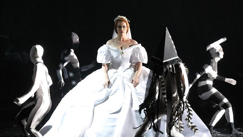 Eine französische Grand Opéra wie „Les Vepres siciliennes“ ist ein Gesamtkunstwerk aus Gesang (Rachel Willis-Sorensen) und Tanz. Eine französische Grand Opéra wie „Les Vepres siciliennes“ ist ein Gesamtkunstwerk aus Gesang (Rachel Willis-Sorensen) und Tanz.