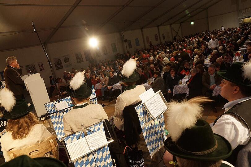 Dieter Reiter erhält großen Zuspruch: "Du packst das!" rufen die Gäste im Truderinger Festzelt.