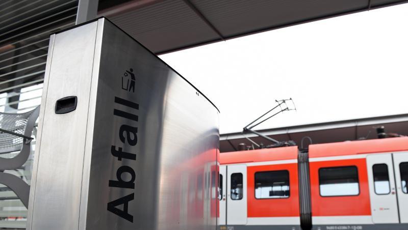 Eine S-Bahn steht am Pasinger Bahnhof hinter einem Abfalleimer.