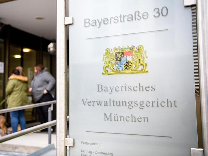 Der Schriftzug "Bayerisches Verwaltungsgericht München" auf einem Schild vor dem Eingang des Verwaltungsgerichts. Foto: Matthias Balk/Archiv