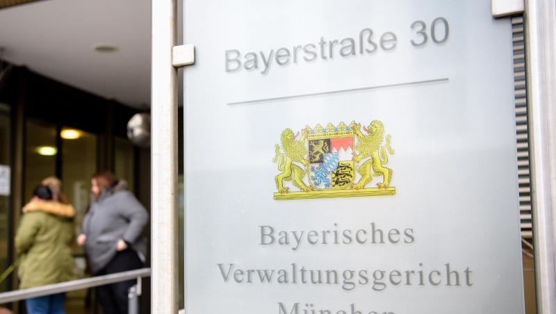 Der Schriftzug "Bayerisches Verwaltungsgericht München" auf einem Schild vor dem Eingang des Verwaltungsgerichts. Foto: Matthias Balk/Archiv Der Schriftzug "Bayerisches Verwaltungsgericht München" auf einem Schild vor dem Eingang des Verwaltungsgerichts. Foto: Matthias Balk/Archiv