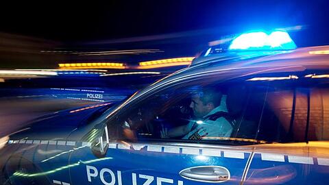 Eine Polizeistreife fährt zu einem Einsatz. Foto: Patrick Seeger/dpa/Symbolbild