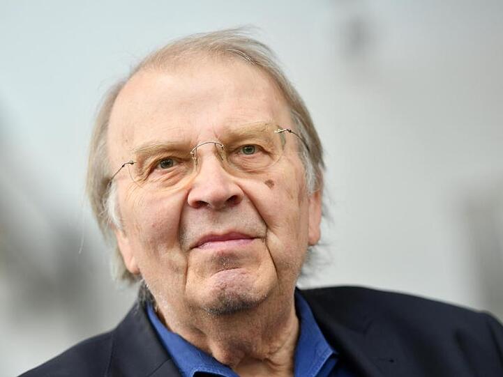 Der Schriftsteller Wilhelm Genazino blickt am Rande einer Pressekonferenz in die Kamera. Foto: Arne Dedert/Archiv