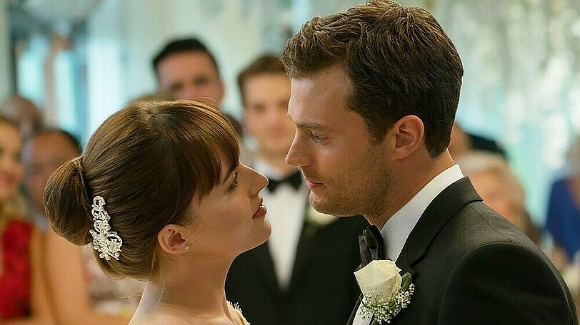 Ana (Dakota Johnson) und Christian (Jamie Dornan) geben sich in "Fifty Shades of Grey - Befreite Lust" das Jawort.