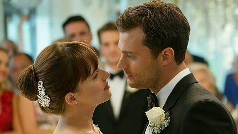 Ana (Dakota Johnson) und Christian (Jamie Dornan) geben sich in "Fifty Shades of Grey - Befreite Lust" das Jawort.