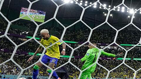 Neymar (l) umspielt den kroatischen Torhüter Dominik Livakovic und trifft zur Führung.