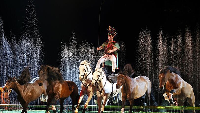 Was für ein Aufgalopp in die Cavalluna-Show "Geheimnis der Ewigkeit" in der Olympiahalle. Was für ein Aufgalopp in die Cavalluna-Show "Geheimnis der Ewigkeit" in der Olympiahalle.