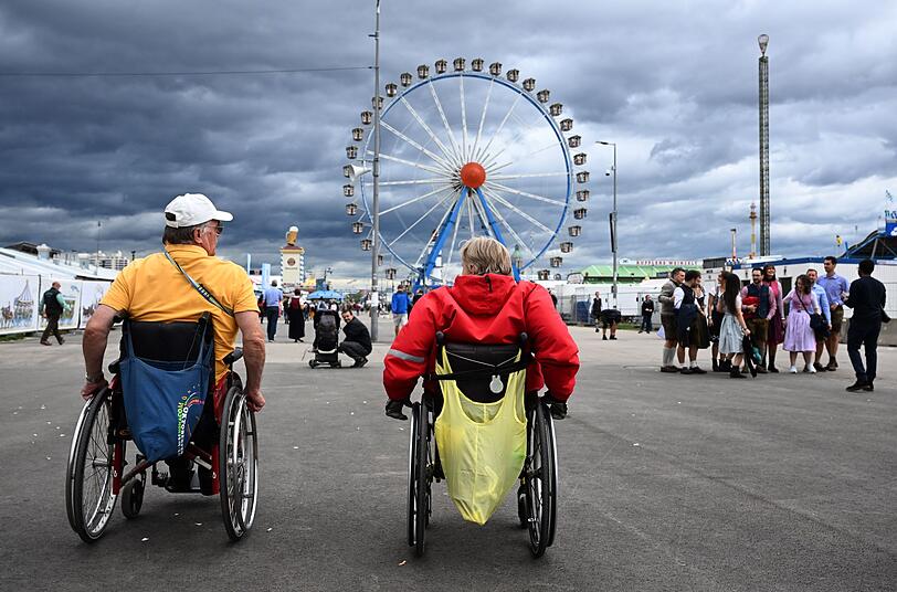 Werner Graßl (l) und Monika Burger auf dem Weg zum Riesenrad.