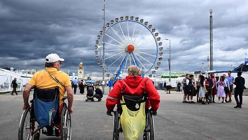 Werner Graßl (l) und Monika Burger auf dem Weg zum Riesenrad. Werner Graßl (l) und Monika Burger auf dem Weg zum Riesenrad.