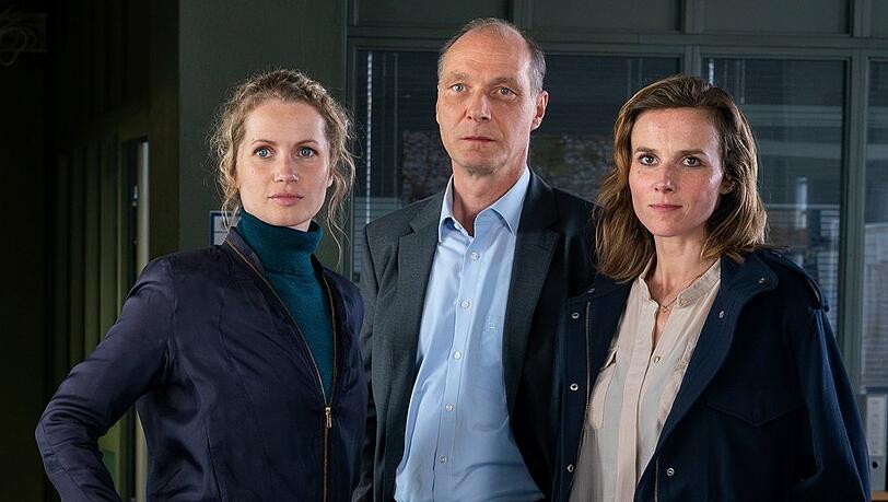 Karin Hanczewski als Kommissarin Karin Gorniak (re.) im Kreise ihrer bisherigen Kollegen Leonie Winkler (Cornelia Gröschel) und Peter Michael Schnabel (Martin Brambach).