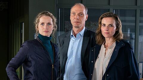 Karin Hanczewski als Kommissarin Karin Gorniak (re.) im Kreise ihrer bisherigen Kollegen Leonie Winkler (Cornelia Gröschel) und Peter Michael Schnabel (Martin Brambach).