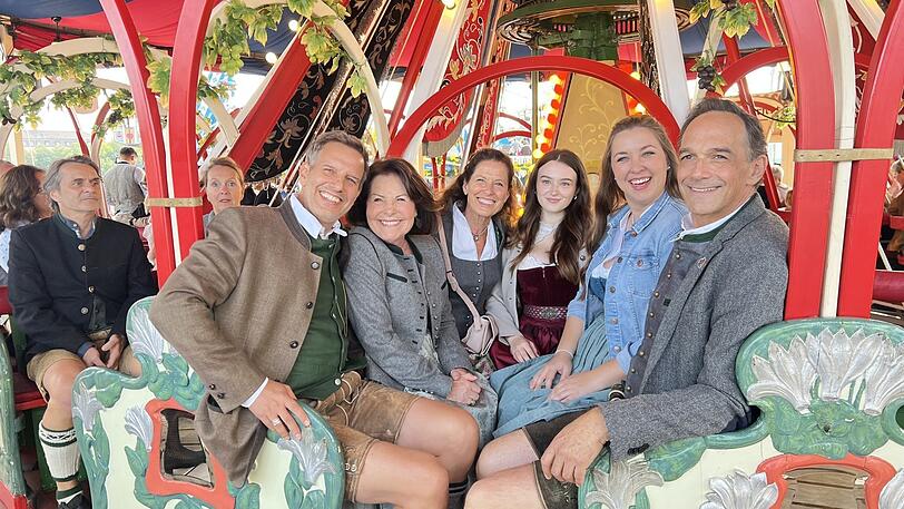 Die "Dahoam is dahoam"-Stars nostalgisch in der Krinoline auf der Wiesn (v.l.): Florian Stadler, Brigitte "Gitti" Walbrun, Heidrun Gärtner, Godiva Adela, Patricia Freund und Harry Blank.