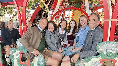 Die "Dahoam is dahoam"-Stars nostalgisch in der Krinoline auf der Wiesn (v.l.): Florian Stadler, Brigitte "Gitti" Walbrun, Heidrun Gärtner, Godiva Adela, Patricia Freund und Harry Blank.