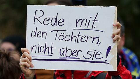 250 Demonstranten versammelten sich vor der Dresdner Staatskanzlei während des Besuchs des Kanzlers in der sächsischen Hauptstadt.