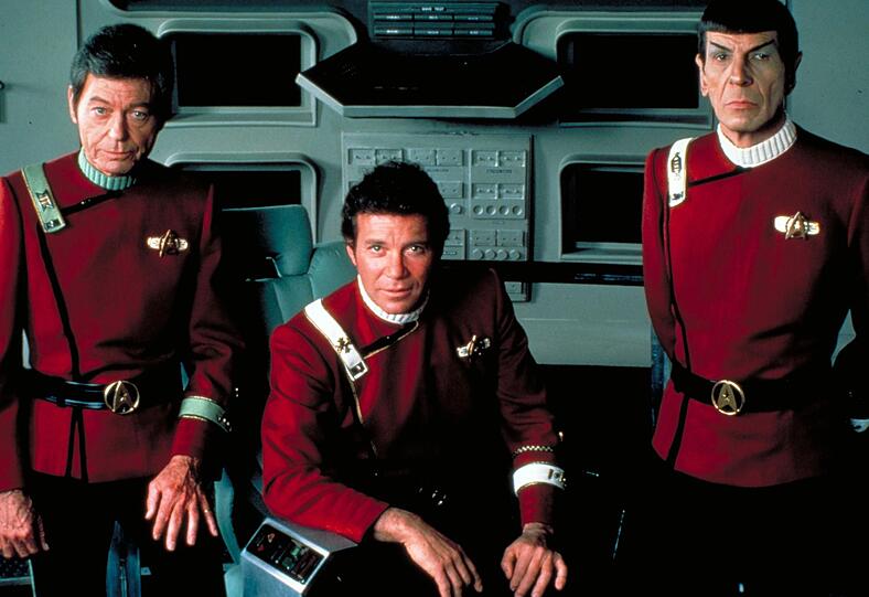 Kirk (William Shatner, Mitte), Spock (Leonard Nimoy, rechts) und McCoy (DeForest Kelley) überlegen, wie dem Khan Einhalt geboten werden kann. Kirk (William Shatner, Mitte), Spock (Leonard Nimoy, rechts) und McCoy (DeForest Kelley) überlegen, wie dem Khan Einhalt geboten werden kann.