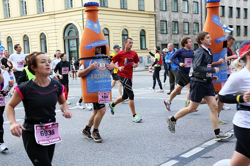 Bunte Kostüme, Kinder feuern ihre Eltern an, viel Schweiß und gute Laune: Die Bilder vom München Marathon 2012