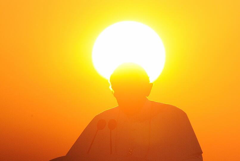 Die Sonne scheint in Lahr am Flughafen über Papst Benedikt XVI. und verleiht dem Pontifex einen strahlenden "Heiligenschein".